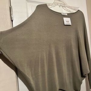 New batwing olive green top! Size medium. Lightweight & soft smoke free home